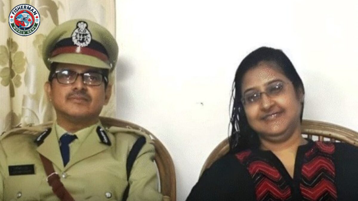 पुलिस ने IG अमिताभ ठाकुर को ट्रेन से उठाया