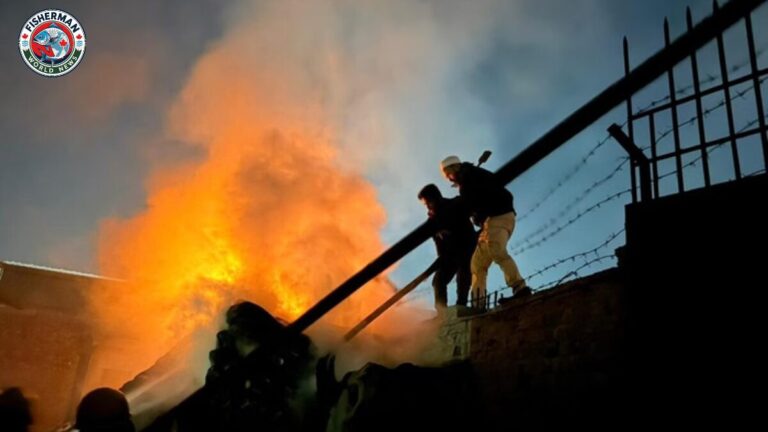 आगरा में रबर शीट फैक्ट्री में भीषण आग