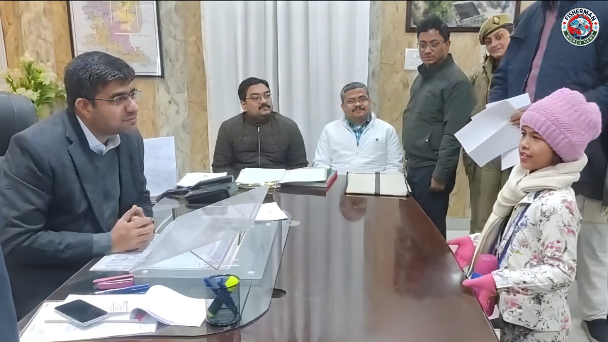 गोरखपुर DM ऑफिस में मासूम बच्ची