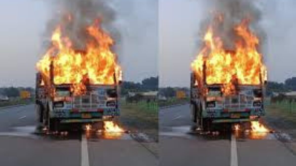 ट्रक में लगी आग