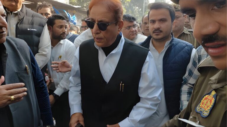 जेल में मिलने पहुंचा परिवार