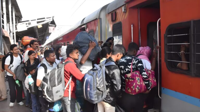 गोरखधाम एक्सप्रेस में चढ़ने के लिए मची भगदड़