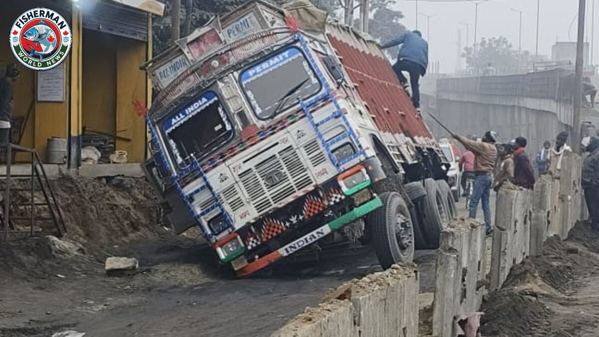 फ्लाईओवर के पास ट्रक धंसा