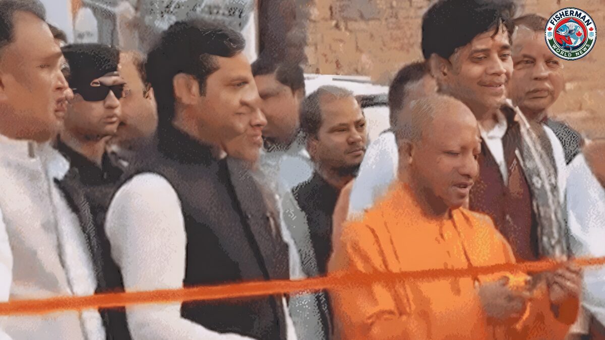 योगी आदित्यनाथ और रवि किशन के बीच मजाकिया