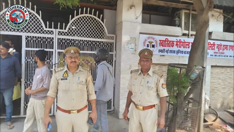 गोरखपुर में पुलिस वर्दी में रंगदारी