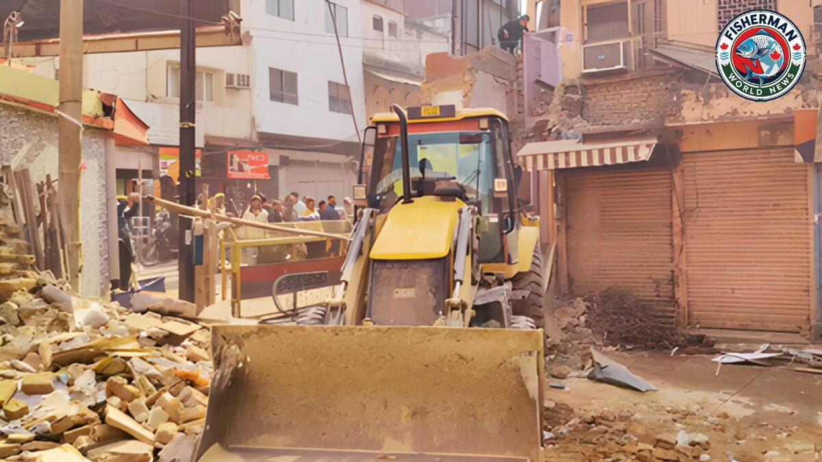 दालमंडी में चौड़ीकरण के लिए बुलडोजर एक्शन