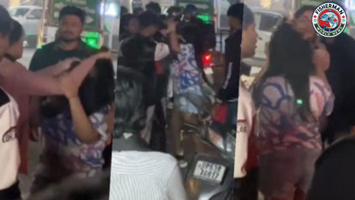 दो युवतियों ने बीच सड़क पर बाल खींच