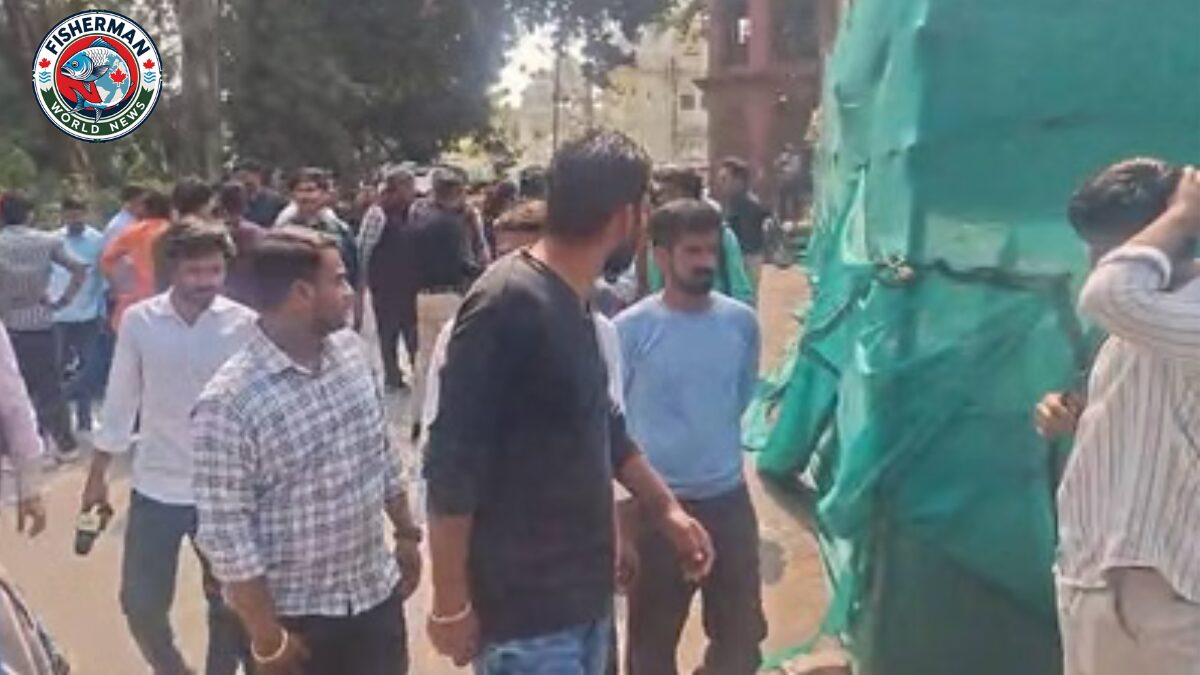 यूनिवर्सिटी लाल बारादरी विवाद