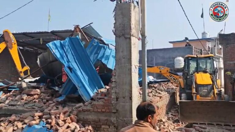 बंजर भूमि पर बनी अवैध मस्जिद