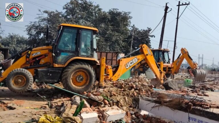 देवरिया में वक्फ मजार पर बुलडोजर कार्रवाई