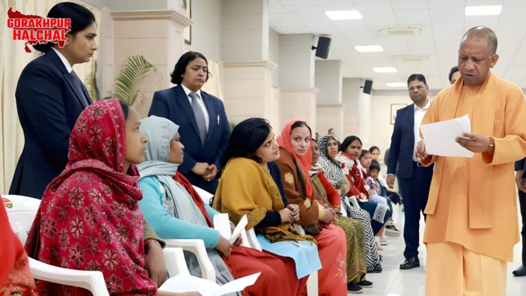 जनता दर्शन के दौरान सीएम योगी