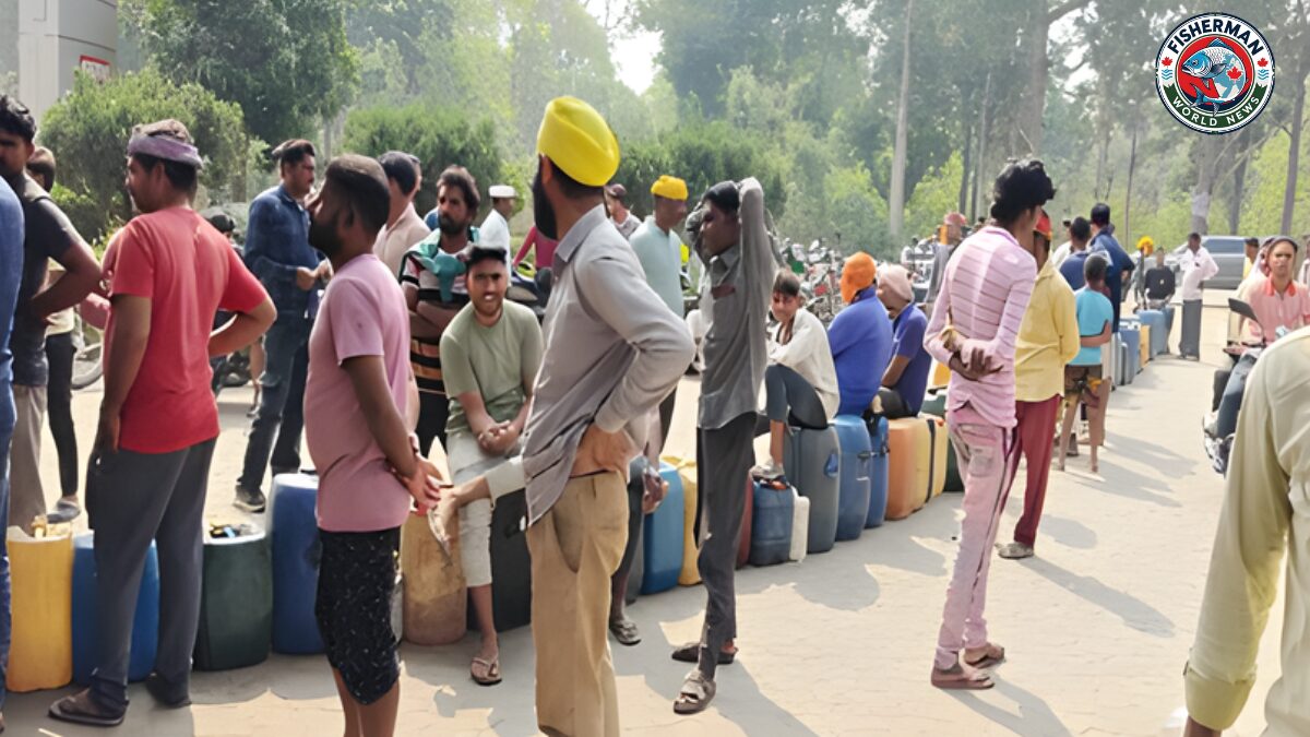 बहराइच में पेट्रोल पंपों पर लंबी लाइनें