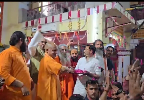 योगी आदित्यनाथ ने होली मिलन समारोह