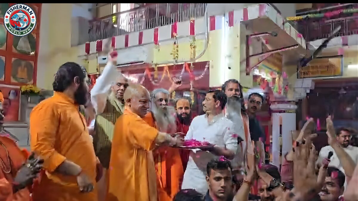 योगी आदित्यनाथ ने होली मिलन समारोह