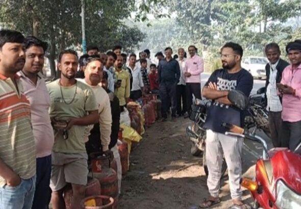पिपराइच में भारत गैस एजेंसी पर मंगलवार सुबह से लंबी कतार