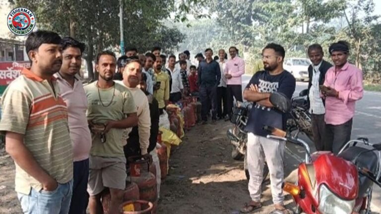 पिपराइच में भारत गैस एजेंसी पर मंगलवार सुबह से लंबी कतार
