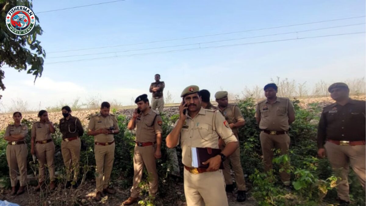 बुलंदशहर खुर्जा में रेलवे ट्रैक के पास