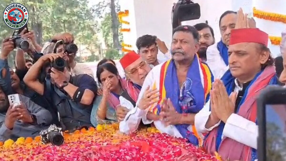 अखिलेश यादव ने बाबा साहेब को श्रद्धांजलि दी