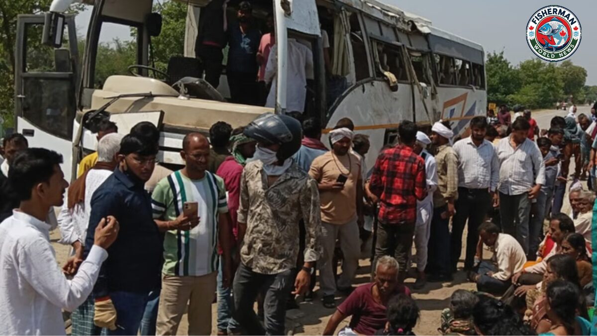 गाजीपुर में टूरिस्ट बस हादसा