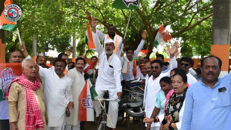 बढ़ती कीमतों के विरोध में कांग्रेसियों ने