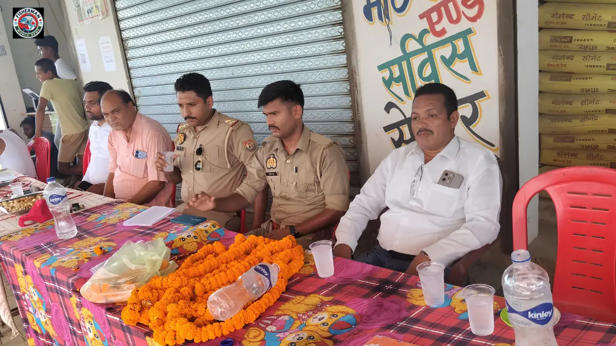 गोरखपुर के ग्राम पंचायत औराई के किठीउरी चौराहे पर 101 छात्रों को करीब 2500