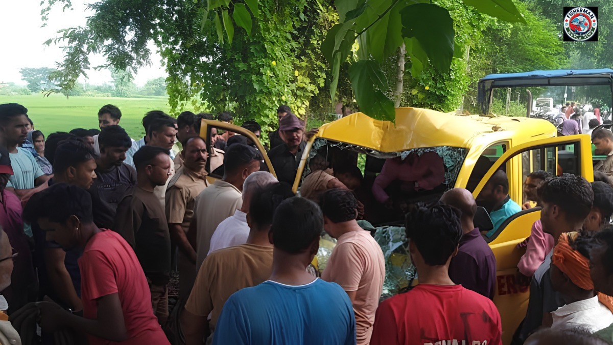 वैन अनियंत्रित होकर पेड़ से टकरा